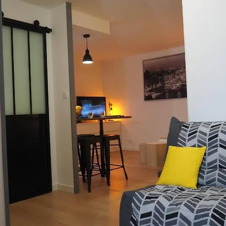 Appartement Le Faubourg-raines - Chaleureux A 5mn De La Gare